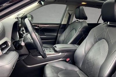 2021 Toyota Highlander Hybrid Platinum