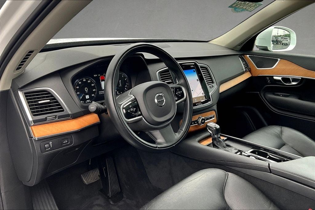 2022 Volvo XC90 T5 Momentum