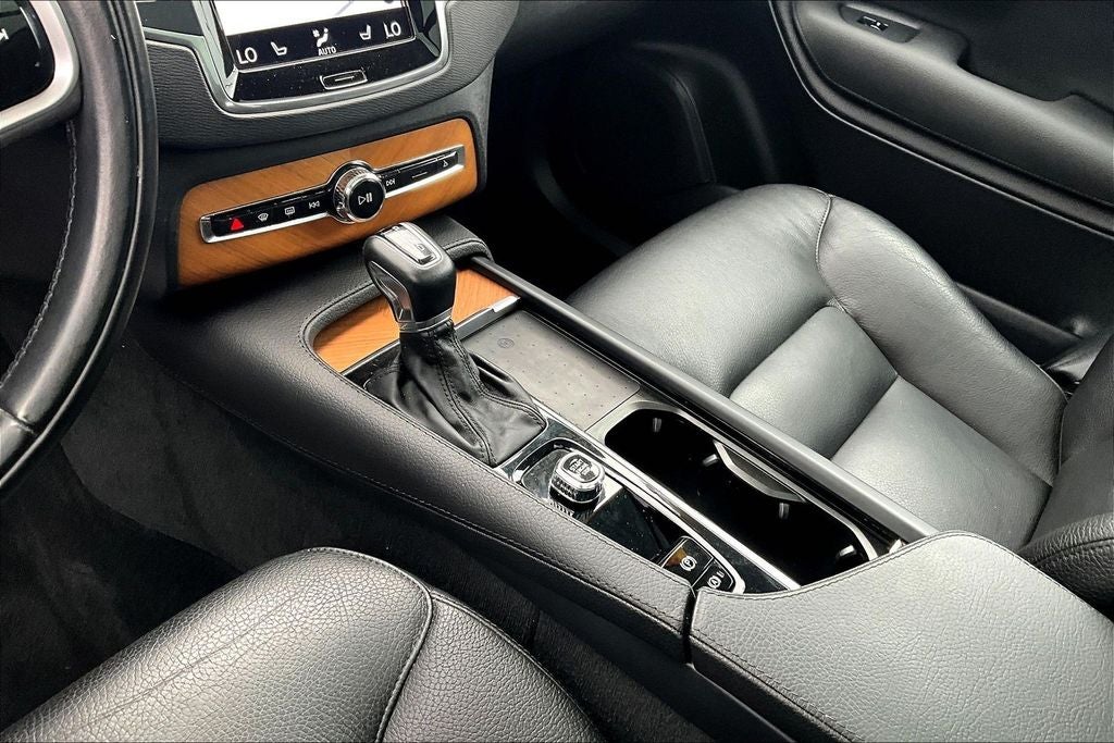2022 Volvo XC90 T5 Momentum