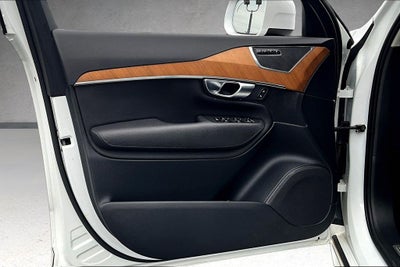 2022 Volvo XC90 T5 Momentum