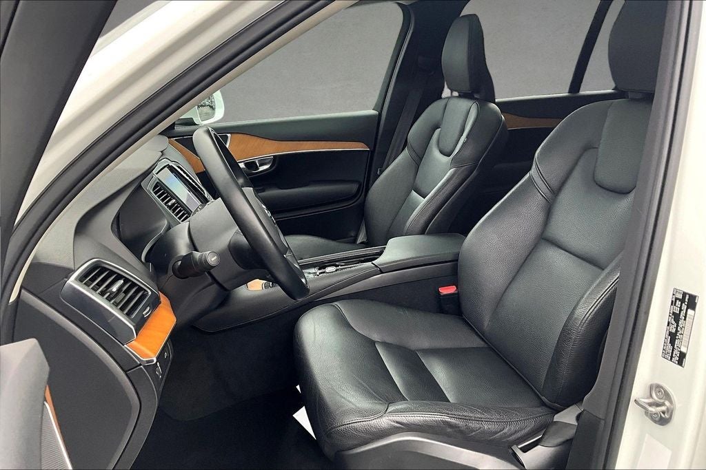 2022 Volvo XC90 T5 Momentum