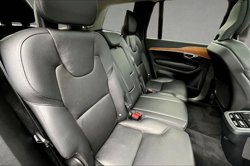 2022 Volvo XC90 T5 Momentum