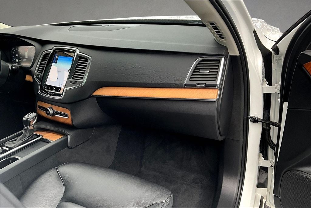 2022 Volvo XC90 T5 Momentum