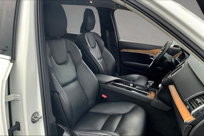 2022 Volvo XC90 T5 Momentum