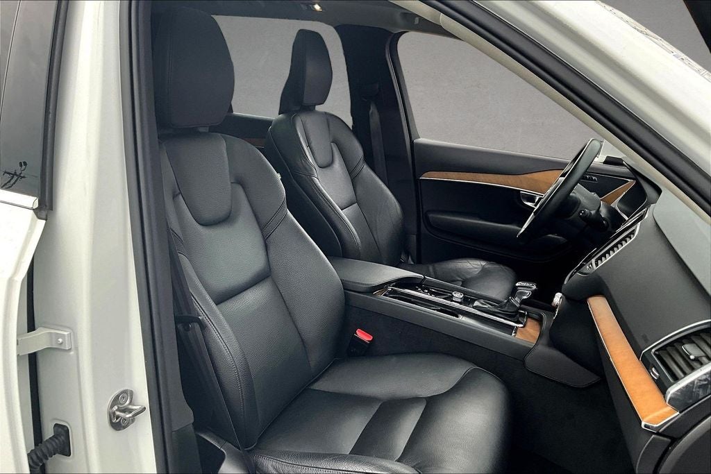 2022 Volvo XC90 T5 Momentum