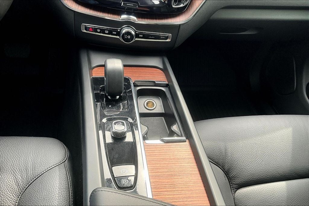2024 Volvo XC60 B5 Plus Dark Theme