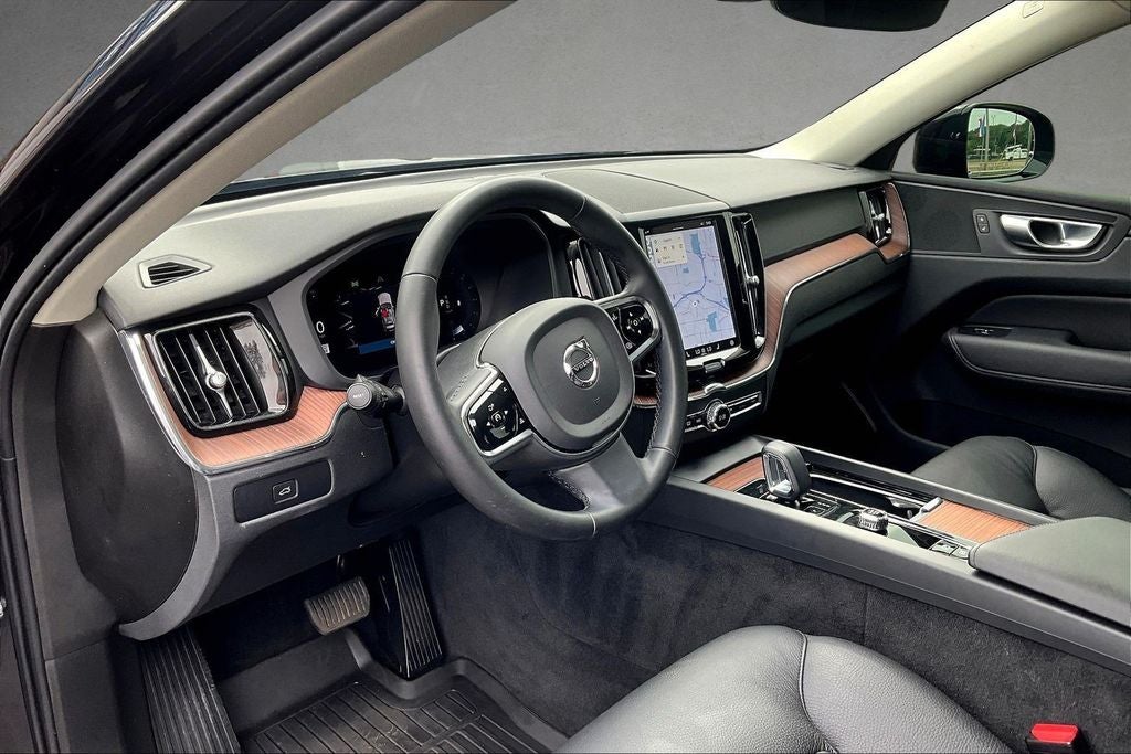 2024 Volvo XC60 B5 Plus Dark Theme