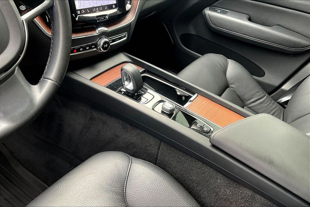 2024 Volvo XC60 B5 Plus Dark Theme