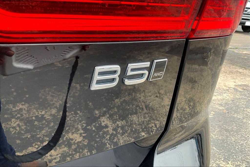 2024 Volvo XC60 B5 Plus Dark Theme