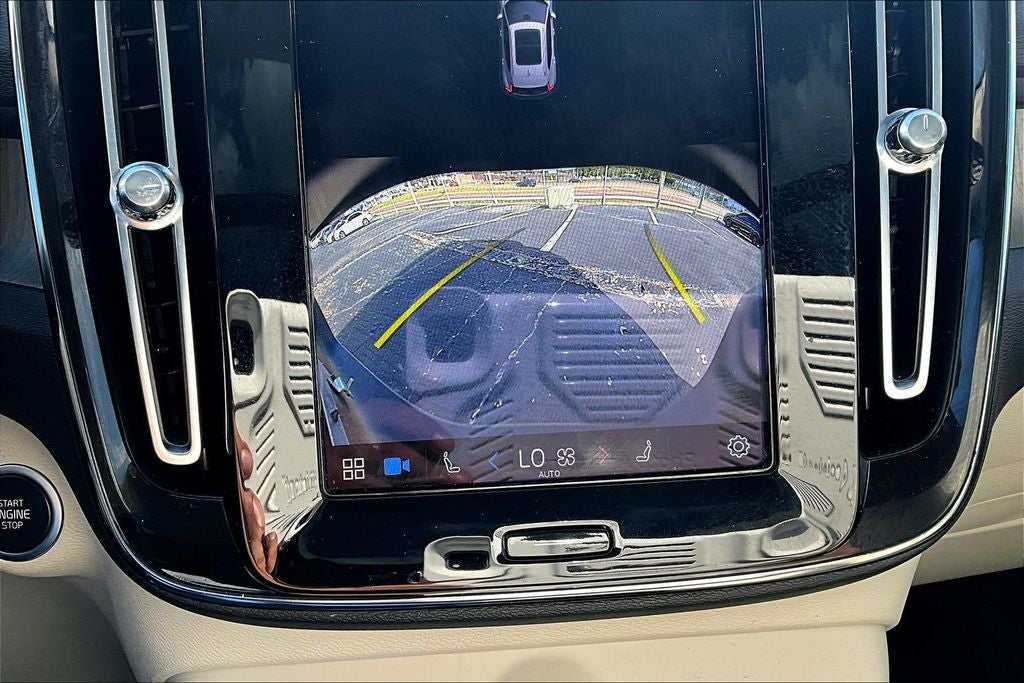 2023 Volvo XC40 B5 Plus Bright Theme