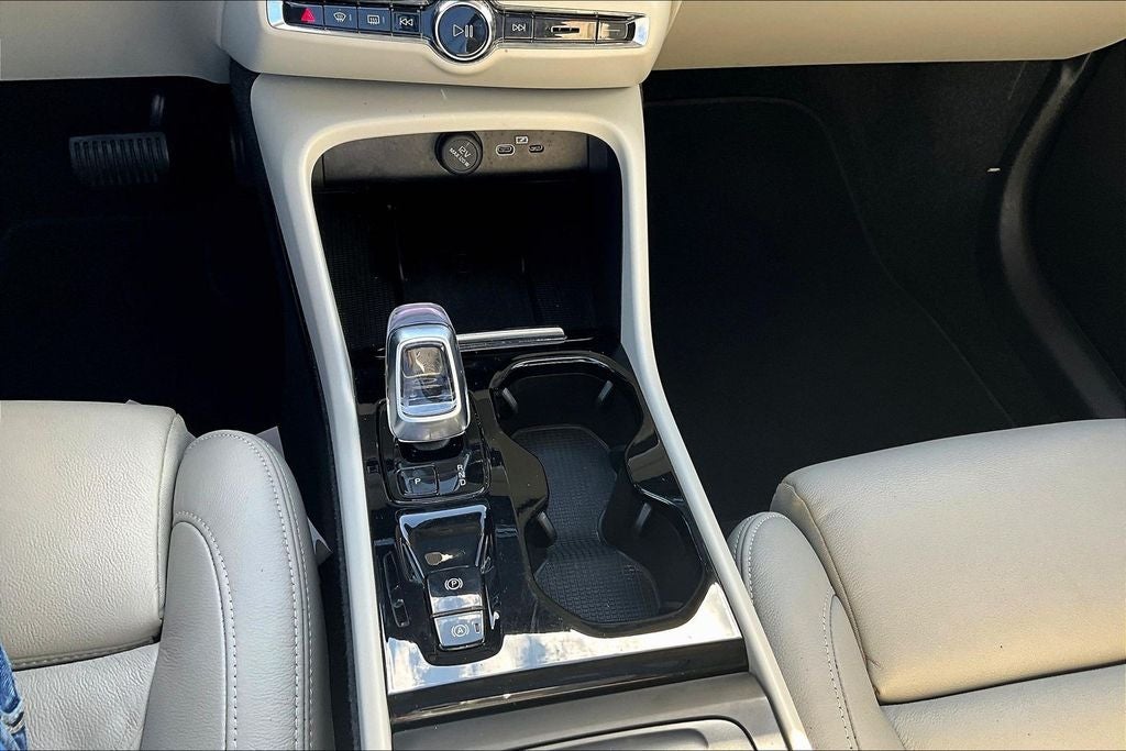 2023 Volvo XC40 B5 Plus Bright Theme