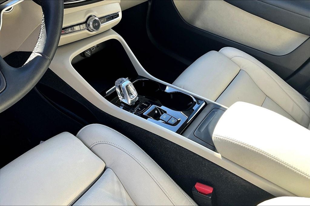 2023 Volvo XC40 B5 Plus Bright Theme