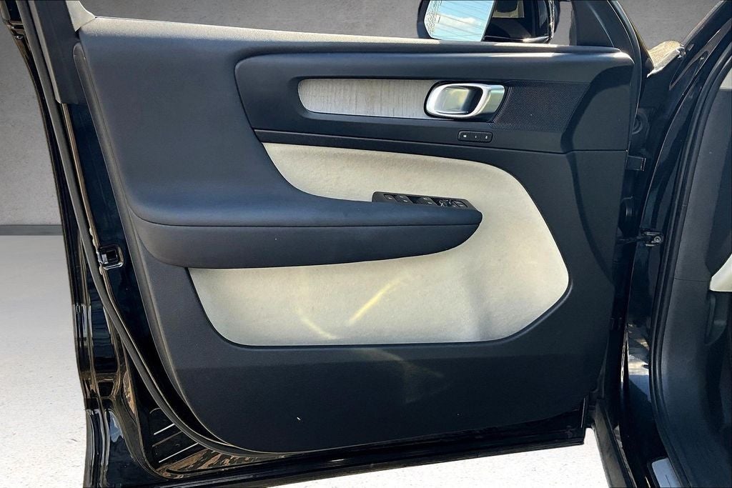 2023 Volvo XC40 B5 Plus Bright Theme