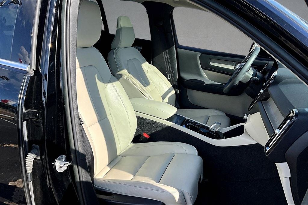 2023 Volvo XC40 B5 Plus Bright Theme